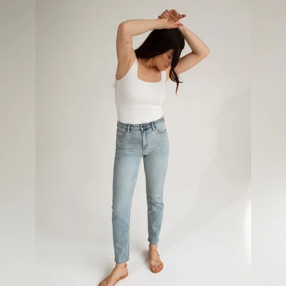 Carly Jeans Brooke Slim Straight Leg Jeans women’s sz 7 Light Wash stretch nwt - Picture 1 of 16